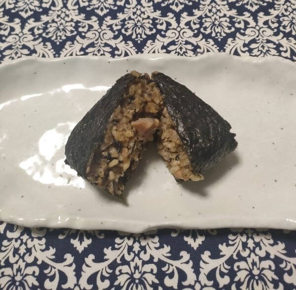 「ほくほく大豆とひじき煮の鶏五目おにぎり」を温めてお皿に置いた状態