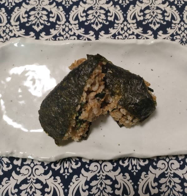 「ほぐし焼きさばと煎りごまの大葉香るおにぎり」を温めてお皿に置いた状態