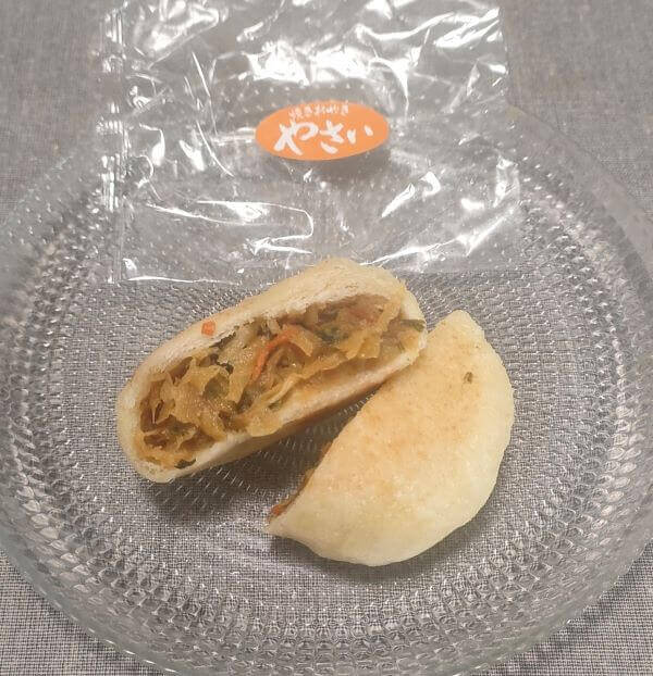 信寿食おやきの「やさい」を割ってお皿に載せた状態