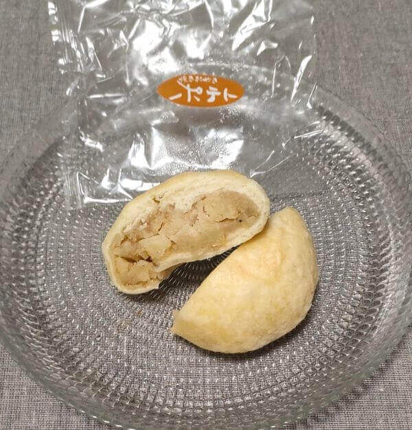 信寿食おやきの「ポテト」を割ってお皿に載せた状態