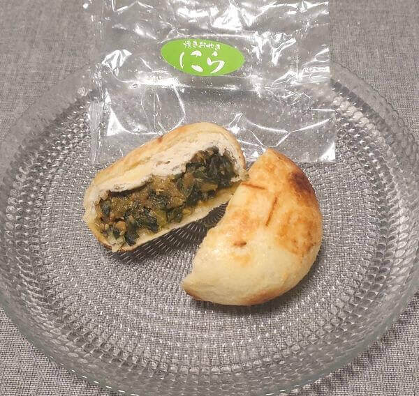 信寿食おやきの「にら」を割ってお皿に載せた状態