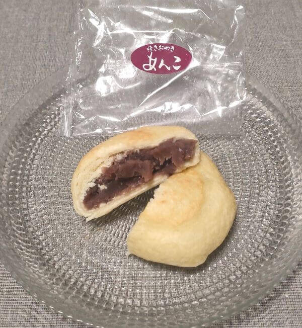 信寿食おやきの「あんこ」を割ってお皿に載せた状態
