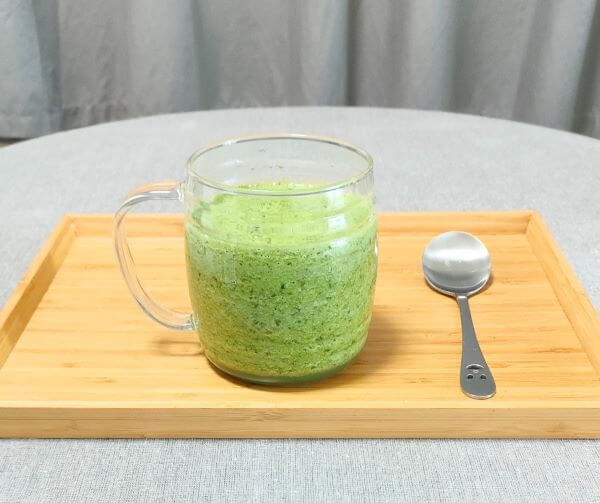 HARIO 耐熱グラス バレル 620mLにスムージーを注いだ状態