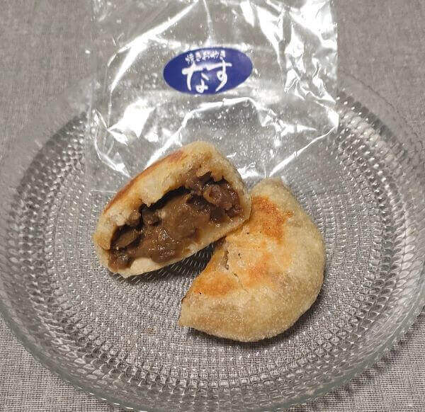 信寿食おやきの「なす」を割ってお皿に載せた状態