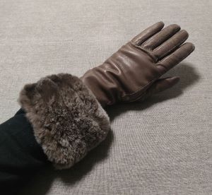ファー付き手袋をはめた状態