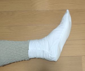 タイツと温むすび 健康足首ウォーマー ショートの上に足袋を履いた状態