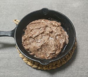 ガスで作った酒粕ペーストのココア、ゴマ、グルタミンパウダーを混ぜた状態