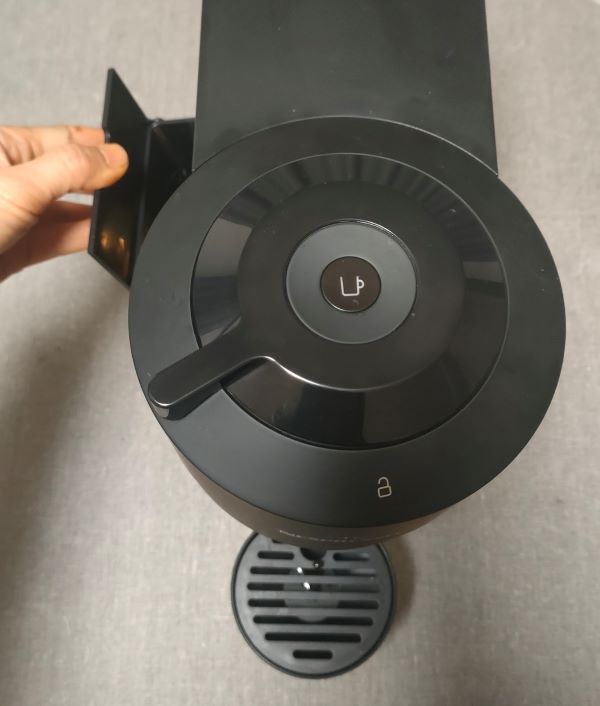 NESPRESSO ヴァーチュオ ネクストのカプセルタンクを引き出している状態