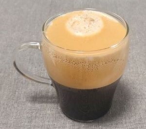 「東洋佐々木ガラス 耐熱ガラスマグカップ 410ml」にヴァーチュオを抽出した状態