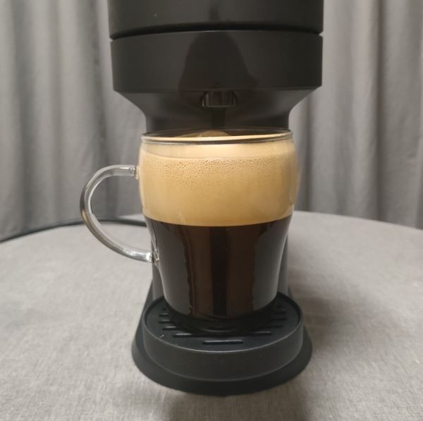 NESPRESSO ヴァーチュオ ネクストの受け皿を真ん中の段にセットし「東洋佐々木ガラス 耐熱ガラスマグカップ 410ml」にコーヒーを抽出した状態