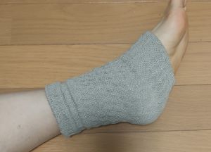 温むすび 健康足首ウォーマー ショートでかかとを温めている状態