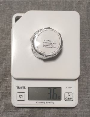 メゾンデュミエルのキャラメルサンドを載せた計りが36gを示した状態