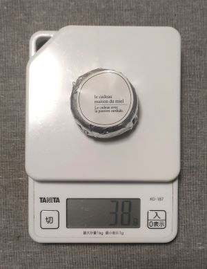メゾンデュミエルのキャラメルサンドを載せた計りが38gを示した状態