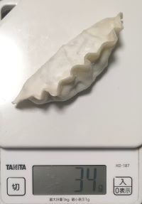 bibigo 王マンドゥを載せたはかりが34gを示している状態