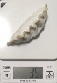 bibigo 王マンドゥを載せたはかりが35gを示している状態