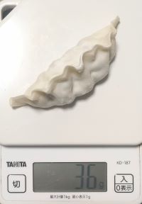 bibigo 王マンドゥを載せたはかりが36gを示している状態