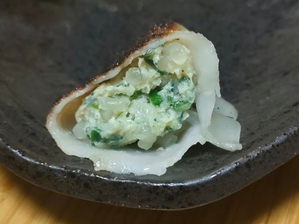 bibigo 王マンドゥを焼いて半分に切った断面アップ