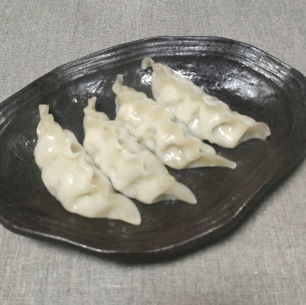 bibigo 王マンドゥ4個を蒸してお皿に盛り付けた状態