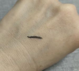 手の甲に黒のアイライナーを引いた状態