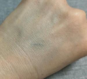 手の甲のアイライナーの上に＆ WOLF UVリキッドファンデーションを塗った状態