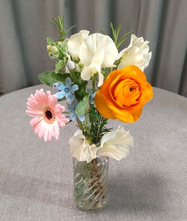 AND PLANTS お花の定期便スタンダードを花瓶に生けた状態