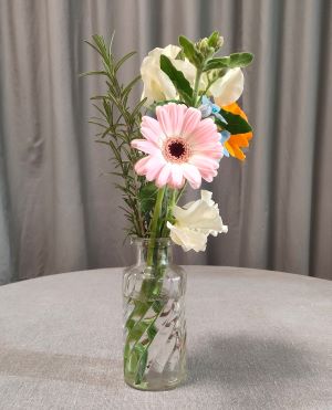 AND PLANTS お花の定期便スタンダードプランの花を花瓶に生けた状態の左側面