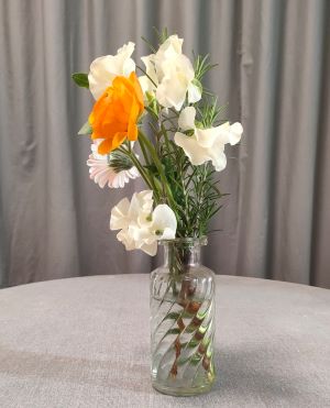 AND PLANTS お花の定期便スタンダードプランの花を花瓶に生けた状態の右側面