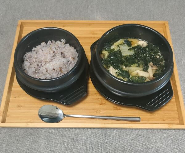 2種類のトッペギでご飯と味噌汁を調理した状態