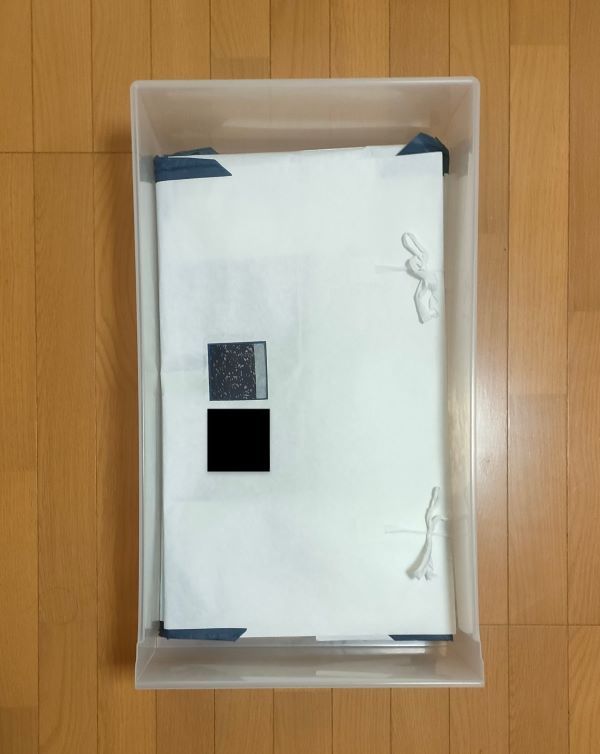 無地利子料品の幅40×奥行65cmの衣装ケースに帯用たとう紙を入れた状態