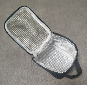 SANTECOスープジャーの付属品の保温バッグを開けた状態