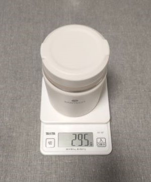SANTECOスープジャー本体を載せたはかりが295gを示した状態