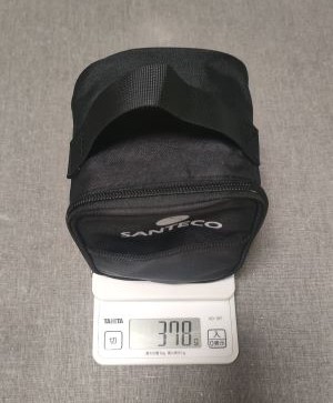 SANTECOスープジャー本体と保温バッグとスプーンを載せたはかりが378gを示した状態