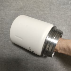 SANTECOスープジャーに手を入れた状態