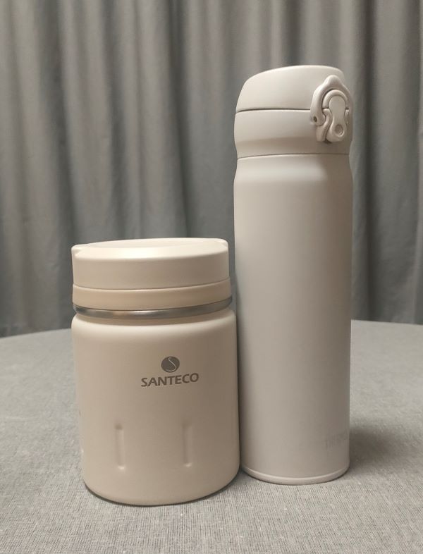 SANTECOスープジャーとサーモスマグを並べた状態