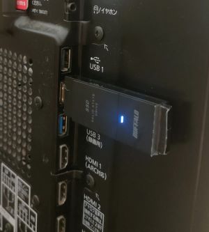 テレビのUSB端子にBAFFALOのSSDを差し込んだ状態