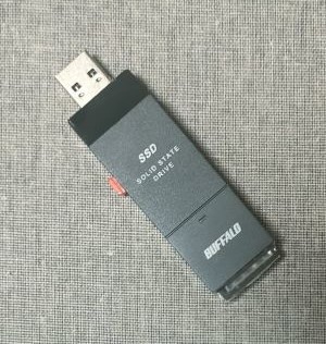 BUFFALO SSD-PUT500U3BC/Dをスライドして出した状態