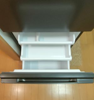 AQUA2ドア冷蔵庫AQR-17Rの3段冷凍庫を引き出して上から見た状態