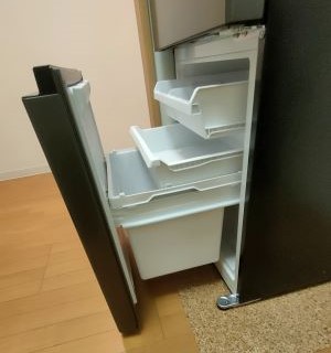 AQUA2ドア冷蔵庫AQR-17Rの3段冷凍庫を引き出して横から見た状態