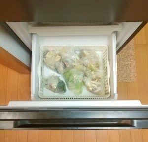 AQUA2ドア冷蔵庫AQR-17Rの冷凍庫下段に100均のボックスを入れた状態