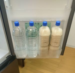 AQUA2ドア冷蔵庫AQR-17Rの扉に2Lペットボトルを4本収納した状態