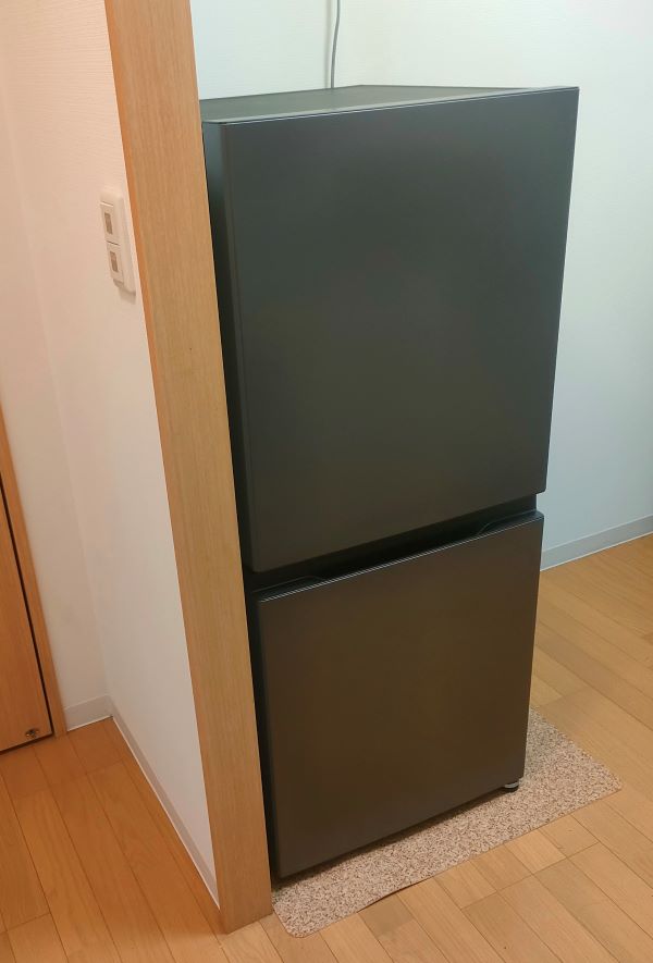 AQUA2ドア冷蔵庫AQR-17Rのダークシルバーの全体像