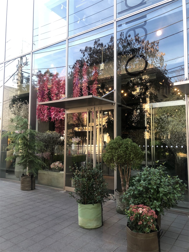 表参道 Nicolai Bergmann Nomu 色とりどりの花があふれるカフェへ デンマーク出身のフラワーアーティスト ニコライバーグマンのお店を訪ねて Maddlog