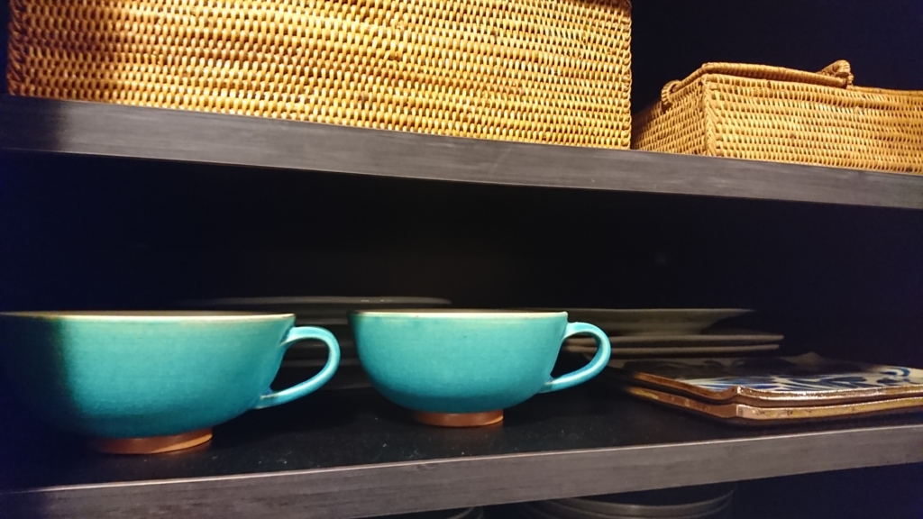やちむんの里（大嶺工房（ギャラリー囍屋）でペルシャブルーの器と