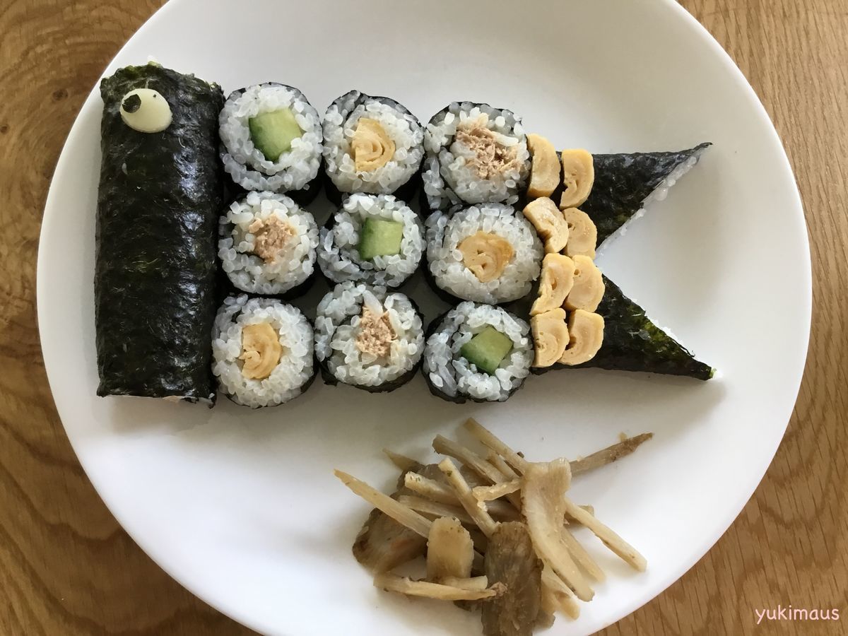 巻き寿司でこいのぼり