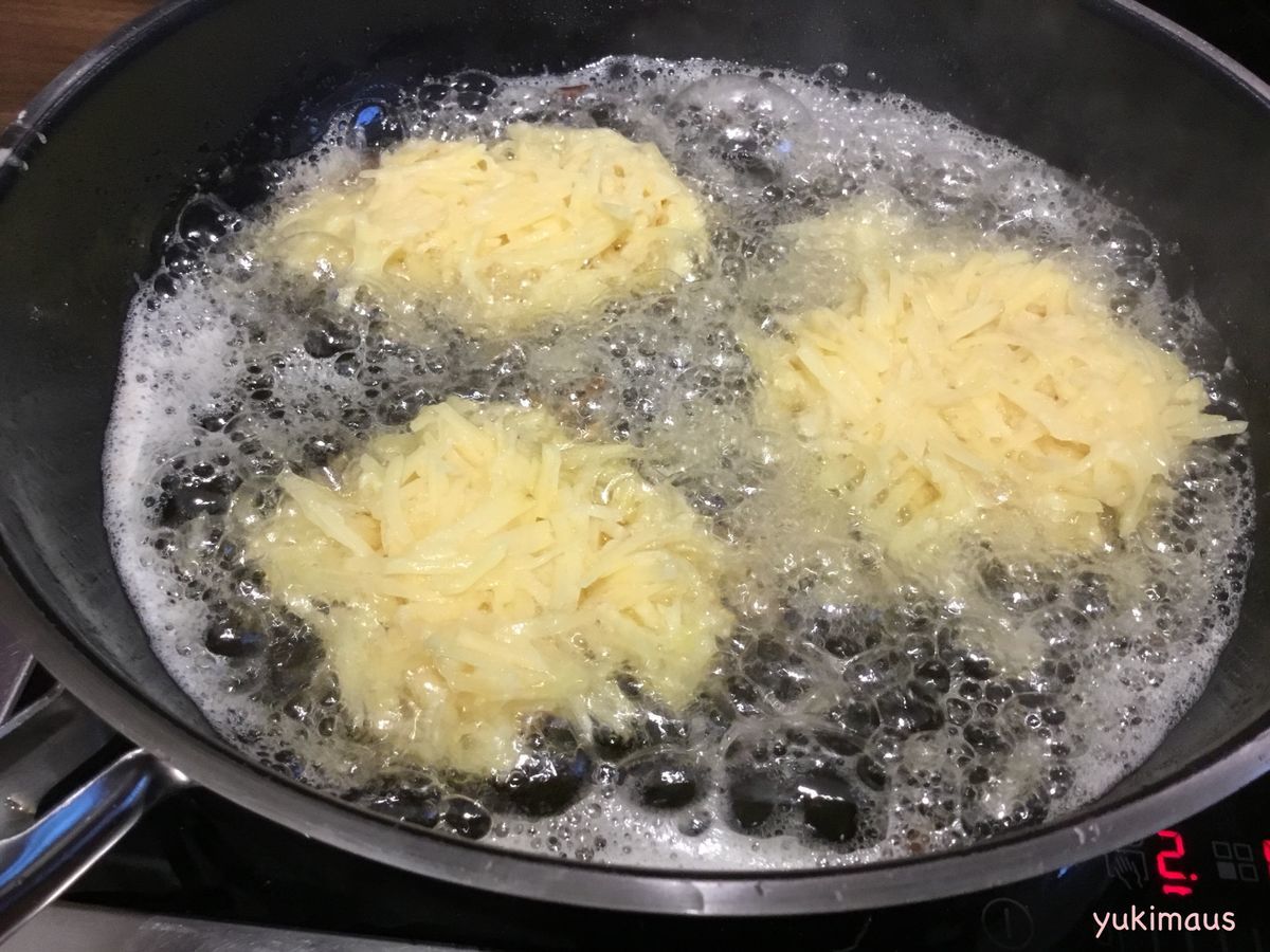 ドイツの屋体で見かけるじゃがいもホットケーキ(Reibkuchen)