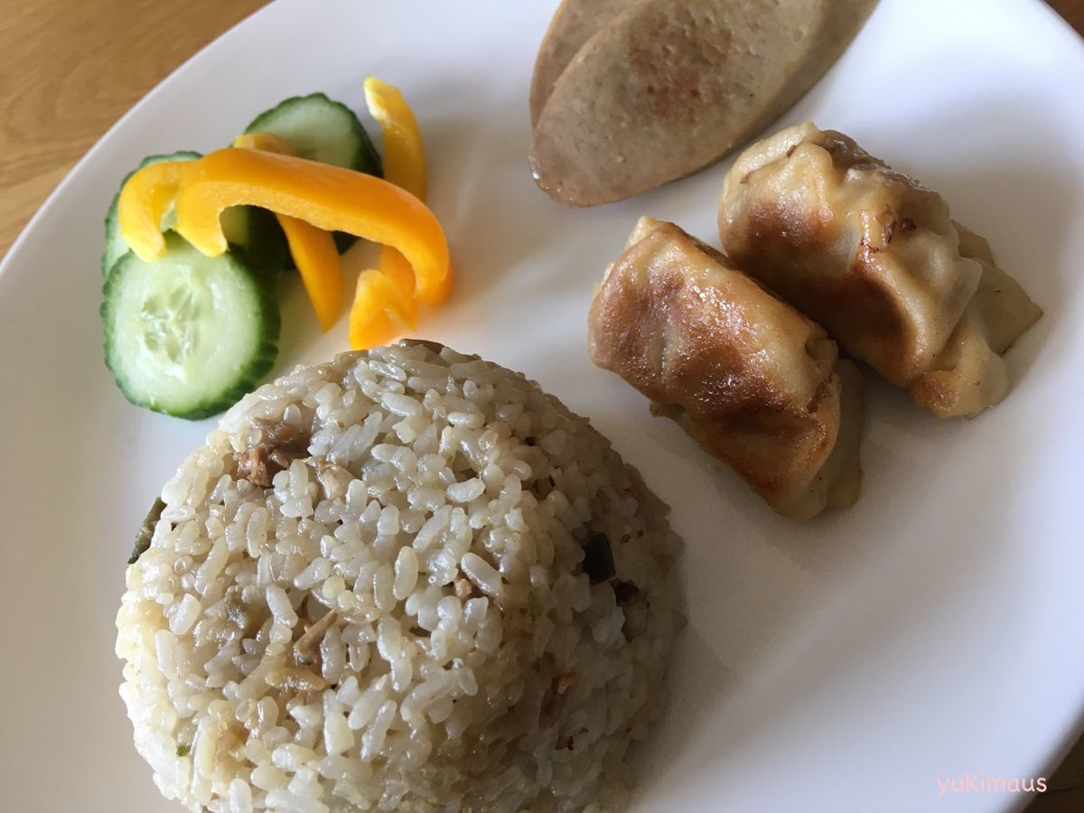 ドイツと日本家族のランチメニュー 餃子とキノコ炒飯
