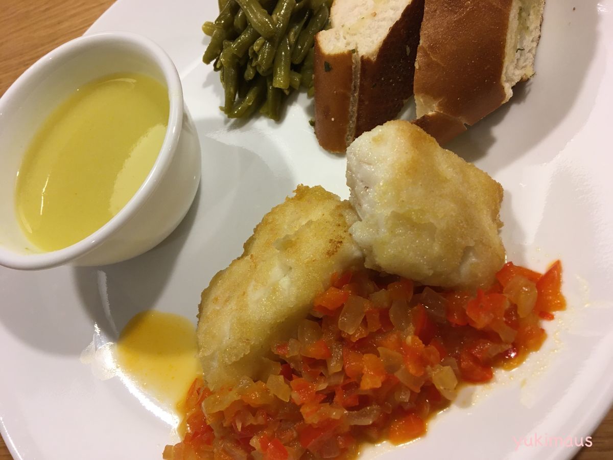 白身魚のパプリカソース添え