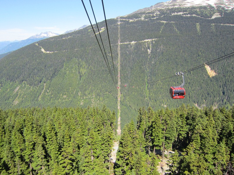 ウィスラー山とブラッコム山(奥)のPEAK 2 PEAK Gondola(BC,カナダ)