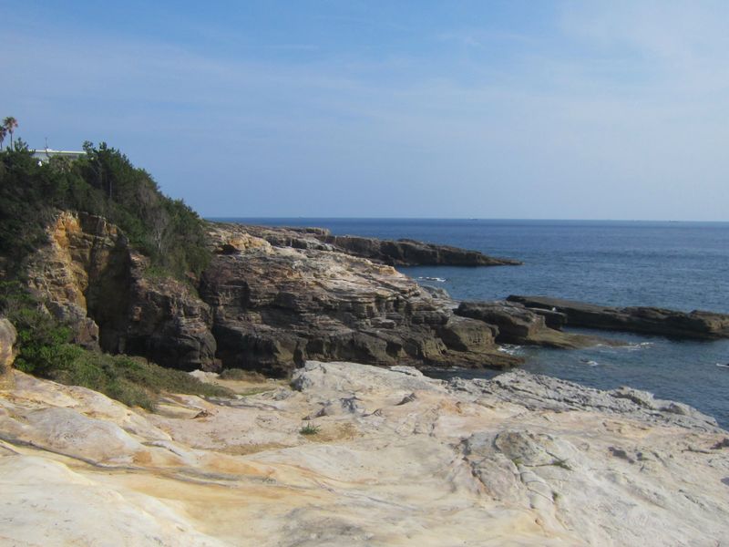 瀬戸崎(千畳敷)から見る三段壁側風景(和歌山県西牟婁郡白浜町)