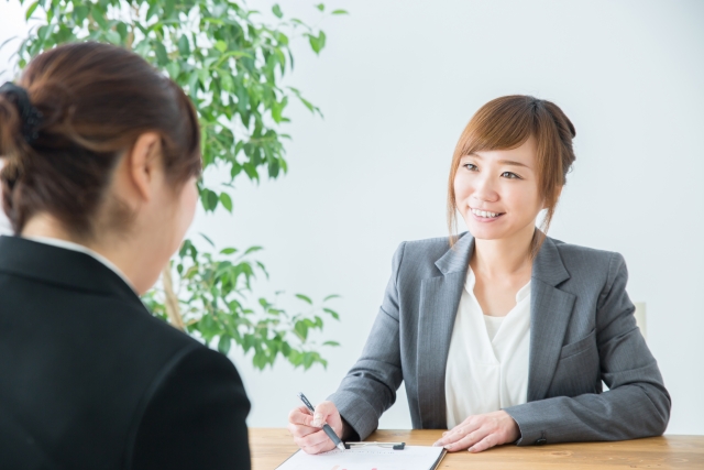 説明する女性エージェント